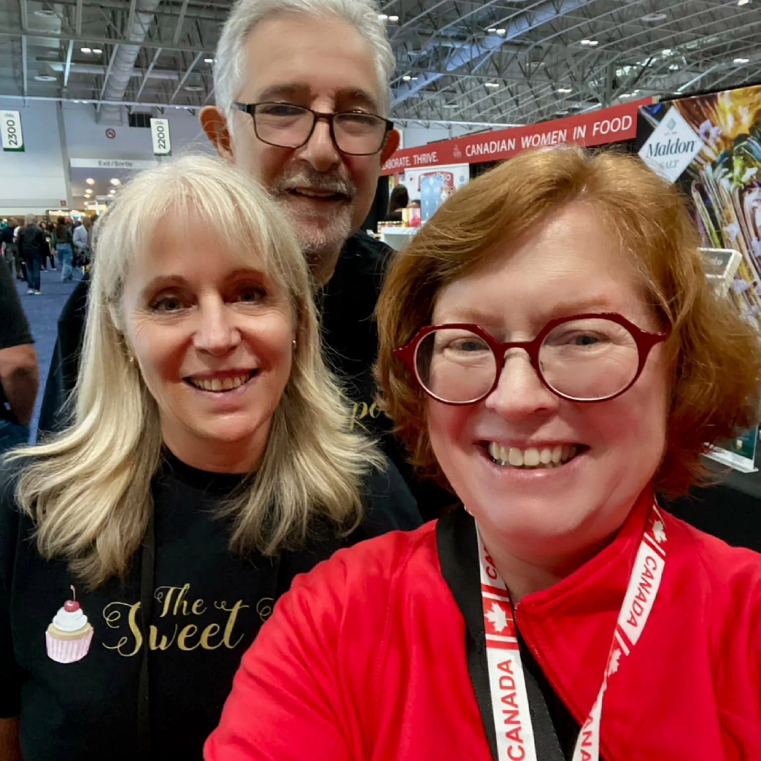 What a great day at CHFA! So many incredible products and inspiring entrepreneurs in one place. I made some promising new contacts and left with plenty of fresh ideas. Great seeing Aron & Jenn, the incredible edible Cheryl, connecting with Phil from Rootree and Paige from Ontario Ministry of Agriculture, Food & Agribusiness. Such a worthwhile exhibition! ✨
#CHFA #CanadianEntrepreneurs #MadeInCanada #SmallBusinessCanada #TheSweetSpotCakes #canadianwomeninfood #cleaneatsgroup